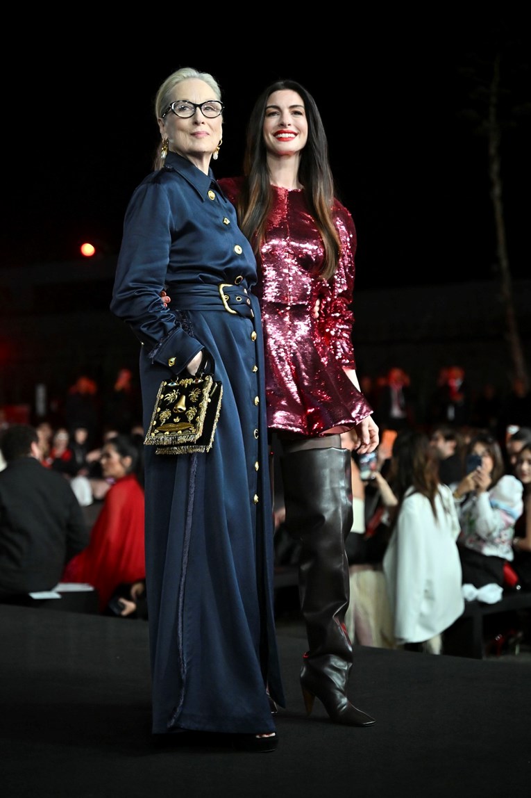 Anne Hathaway zablistala u ružičastom kombinezonu i čizmama do bedara