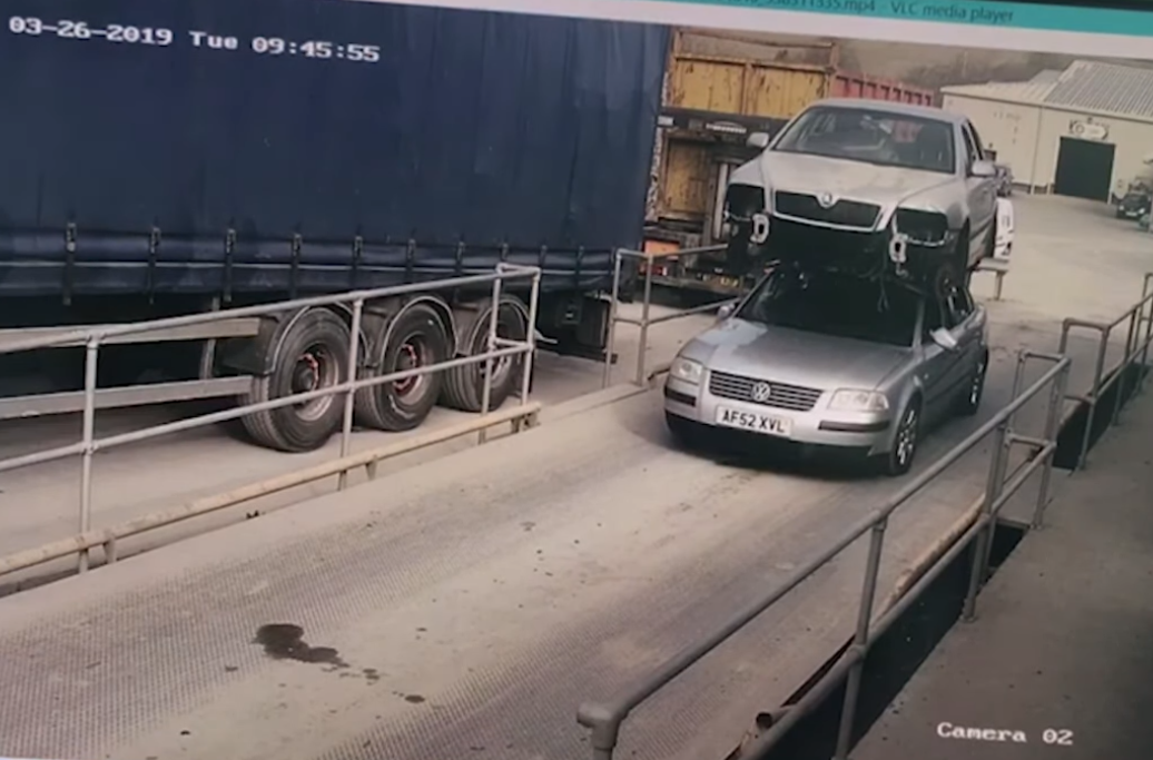 Vozio automobil s drugim automobilom privezanim za krov, pogledajte snimku