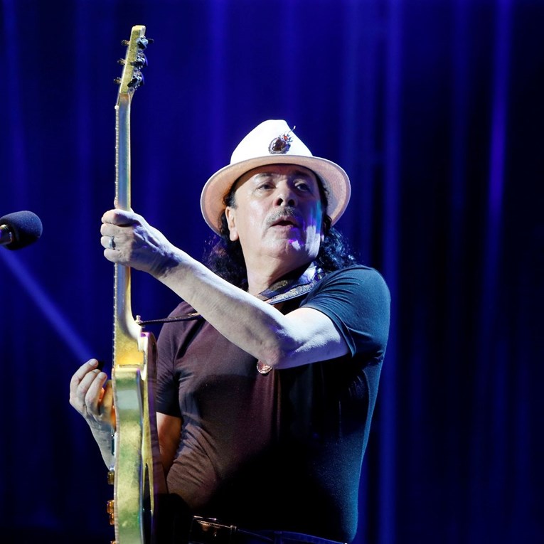 Carlos Santana hospitaliziran nakon što mu je pozlilo prije nastupa u Teksasu