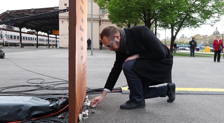 Tomašević položio kamenčić ispred spomen-ploče u čast žrtvama Holokausta