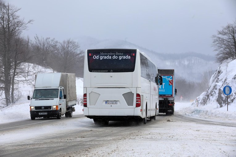 Upozorenje HAK-a: Ceste mokre, problemi u Gorskom kotaru i Lici zbog snijega