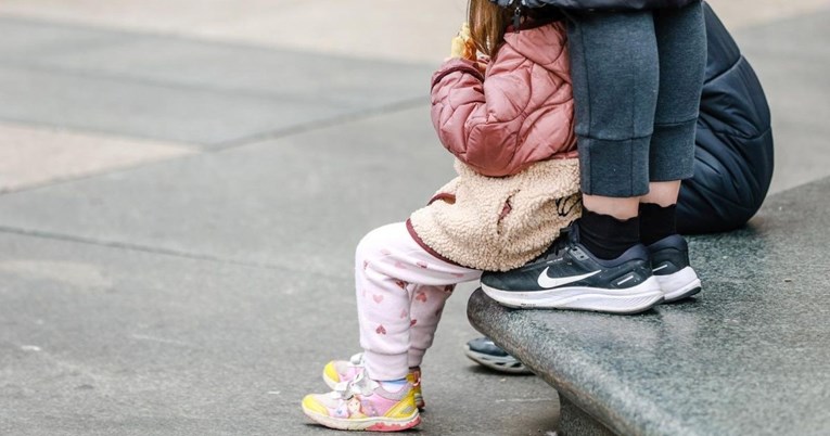 Prizor iz centra Zagreba oduševio prolaznike: Brižna mama zaštitila kćer od hladnoće