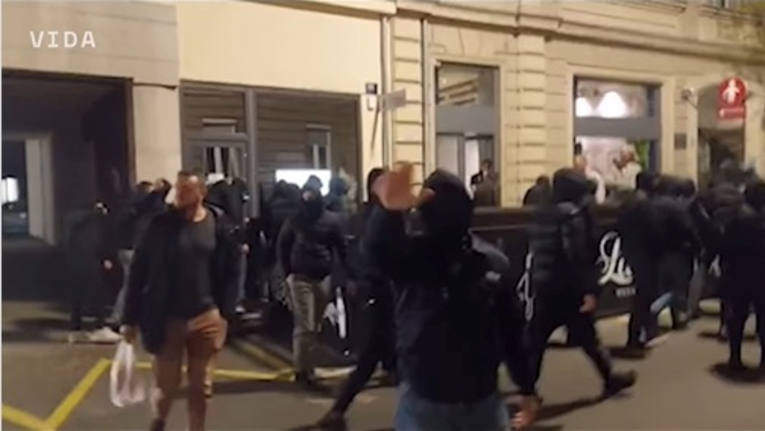 VIDEO Maskirani vrijeđali i pljuvali ženu koja je snimala: "Kaj su ljudi za ku*ac ginuli"