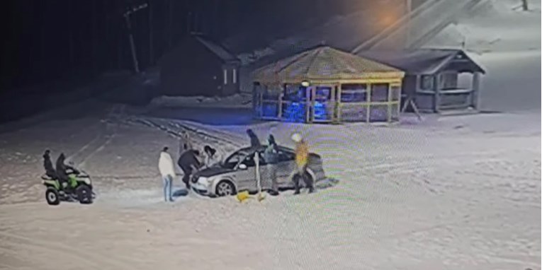 VIDEO Došli autom na Platak, driftali u snijegu pa zapeli