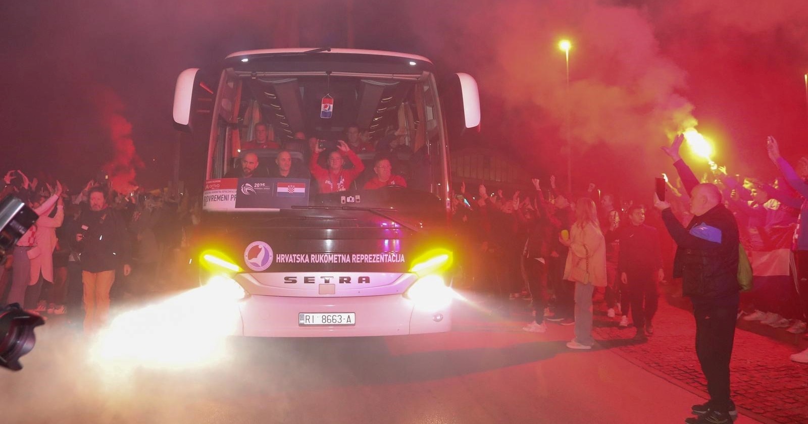 VIDEO Spektakularan prizor: Tisuće Karlovčana ispratile rukometaše na putu do Arene