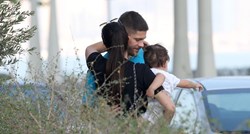 Kramarić u Kataru uživao u šetnji sa suprugom Mijom i sinčićem Viktorom