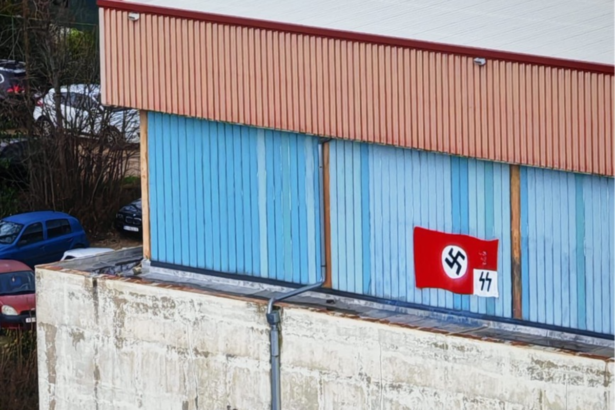 FOTO Na dvorani u Rijeci osvanuli nacistički simboli