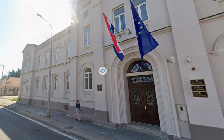 Prijetio susjedi pištoljem pa ju napao nožem u Pakracu. Supruga: Nije popio terapiju