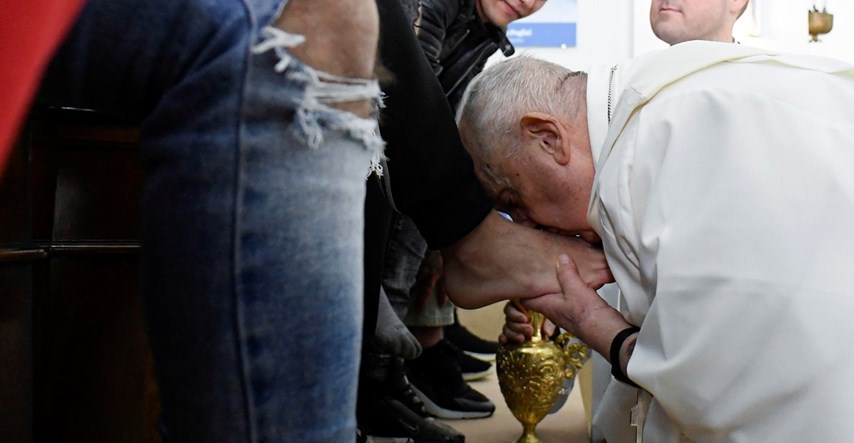 FOTO Papa oprao i poljubio noge 12 mladih zatvorenika. Među njima i Hrvat