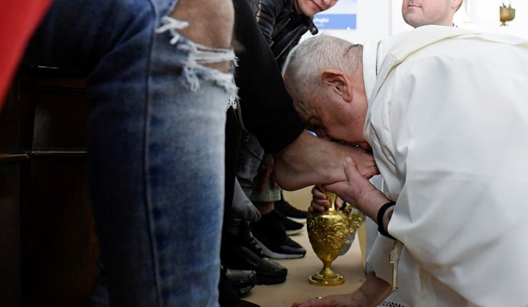 FOTO Papa oprao i poljubio noge 12 mladih zatvorenika. Među njima i Hrvat