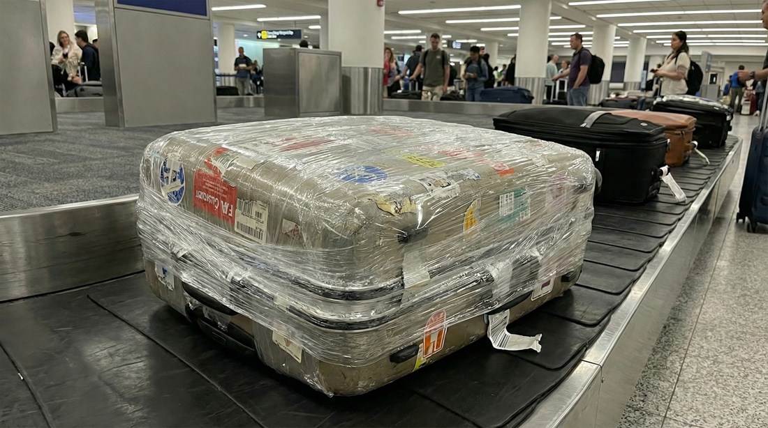 Omotavate kofer prozirnom folijom? Možda to baš i nije dobra ideja