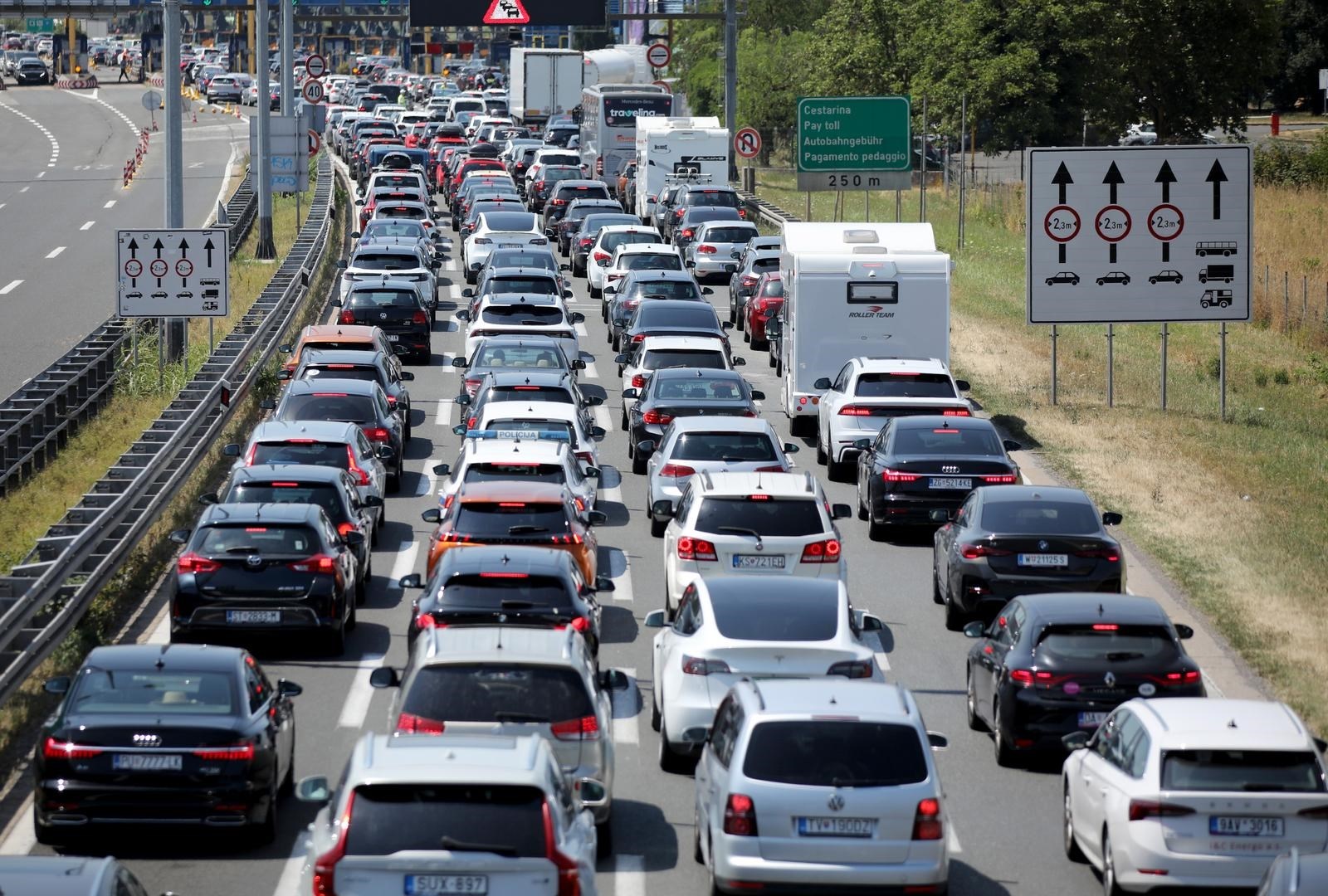 Velika gužva pred Lučkom. Ogromna kolona na ulazu iz Slovenije u Hrvatsku