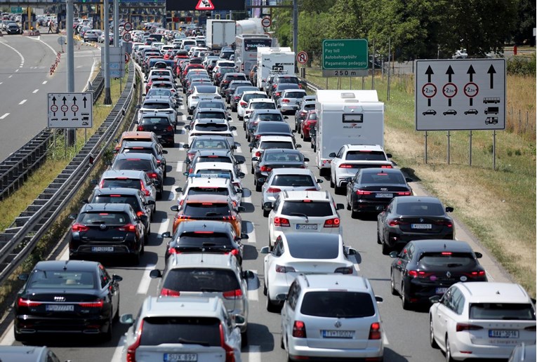 Velika gužva pred Lučkom. Ogromna kolona na ulazu iz Slovenije u Hrvatsku