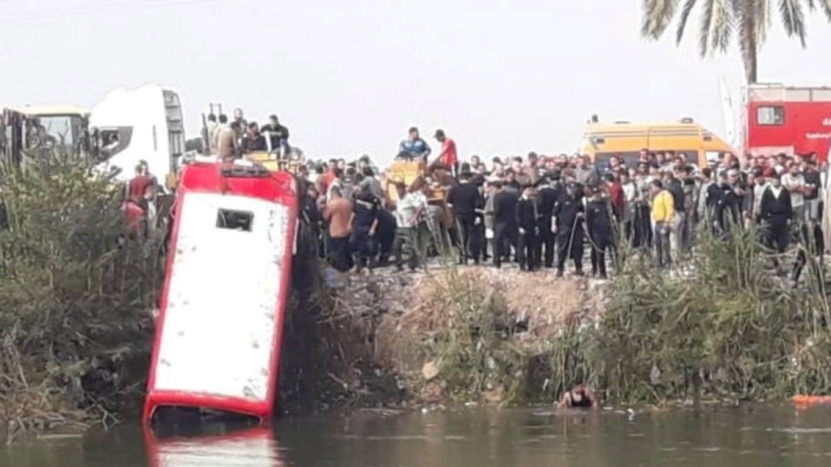 Autobus u Egiptu sletio u kanal, 19 mrtvih