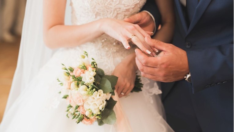 Fotka s vjenčanja razljutila internet zbog onog što mladenka radi: "Ovo je žalosno"