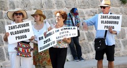 FOTO Plenkovića u Splitu dočekala grupica prosvjednika: "RH umrla 2013. ulaskom u EU"