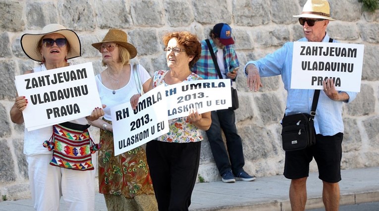 FOTO Plenkovića u Splitu dočekala grupica prosvjednika: "RH umrla 2013. ulaskom u EU"