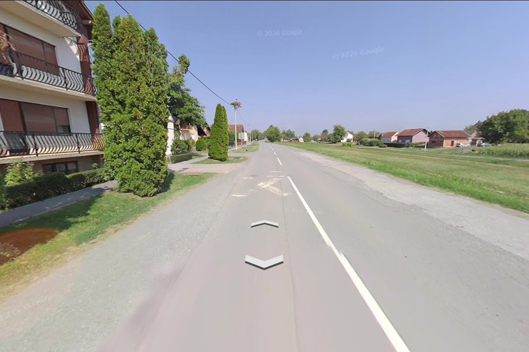 Nesreća kod Slavonskog Broda, auto završio na krovu. Žena teško ozlijeđena