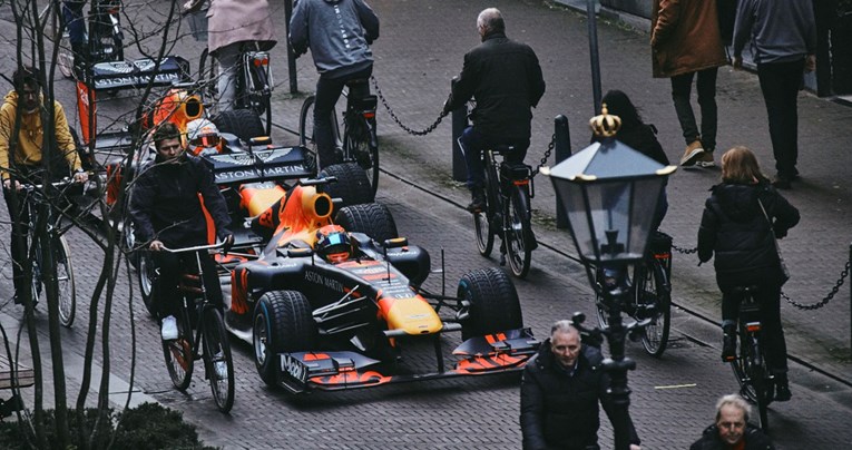 VIDEO, FOTO Bolidi Formule 1 usred dana jurcali ulicama Nizozemske