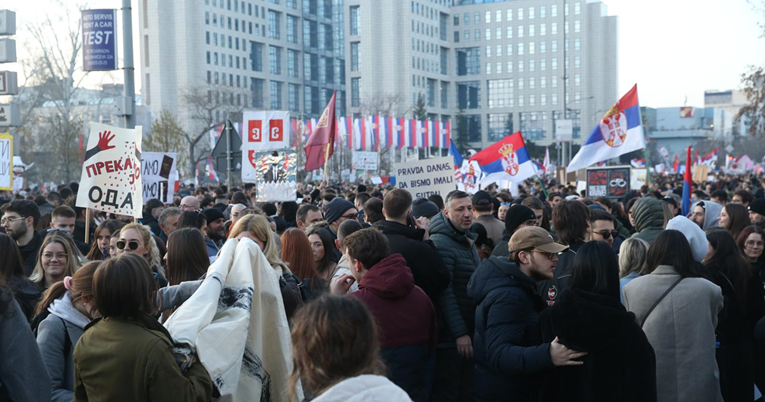 Studenti proveli noć kod mosta u Novom Sadu. Razmišljaju da produlje trajanje blokade