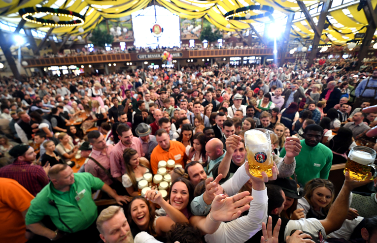 Počeo Oktoberfest, deseci tisuća ljudi odmah navalili na festival