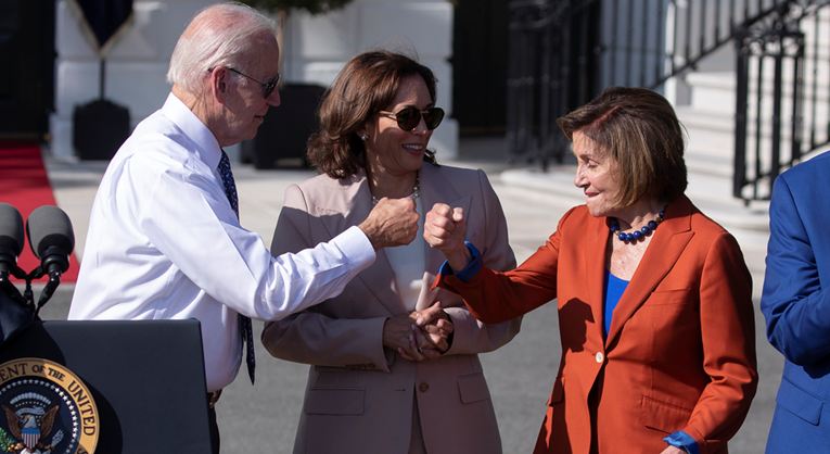 Od sinoć se čeka da Pelosi i Obama podrže Kamalu. Pelosi je to upravo učinila