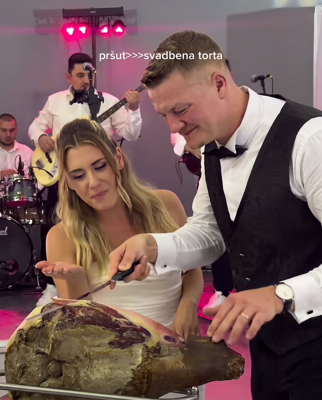 VIDEO Mladenci u Zagrebu umjesto svadbene torte rezali pršut 😁