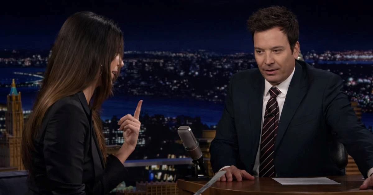 Moramo li objašnjavati zašto su ljudi Fallonu pisali da pazi gdje gleda u emisiji? 🫣