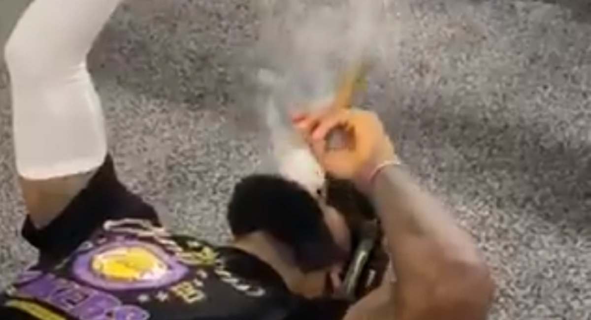 LeBron je legao na pod, zapalio cigaru i nazvao mamu