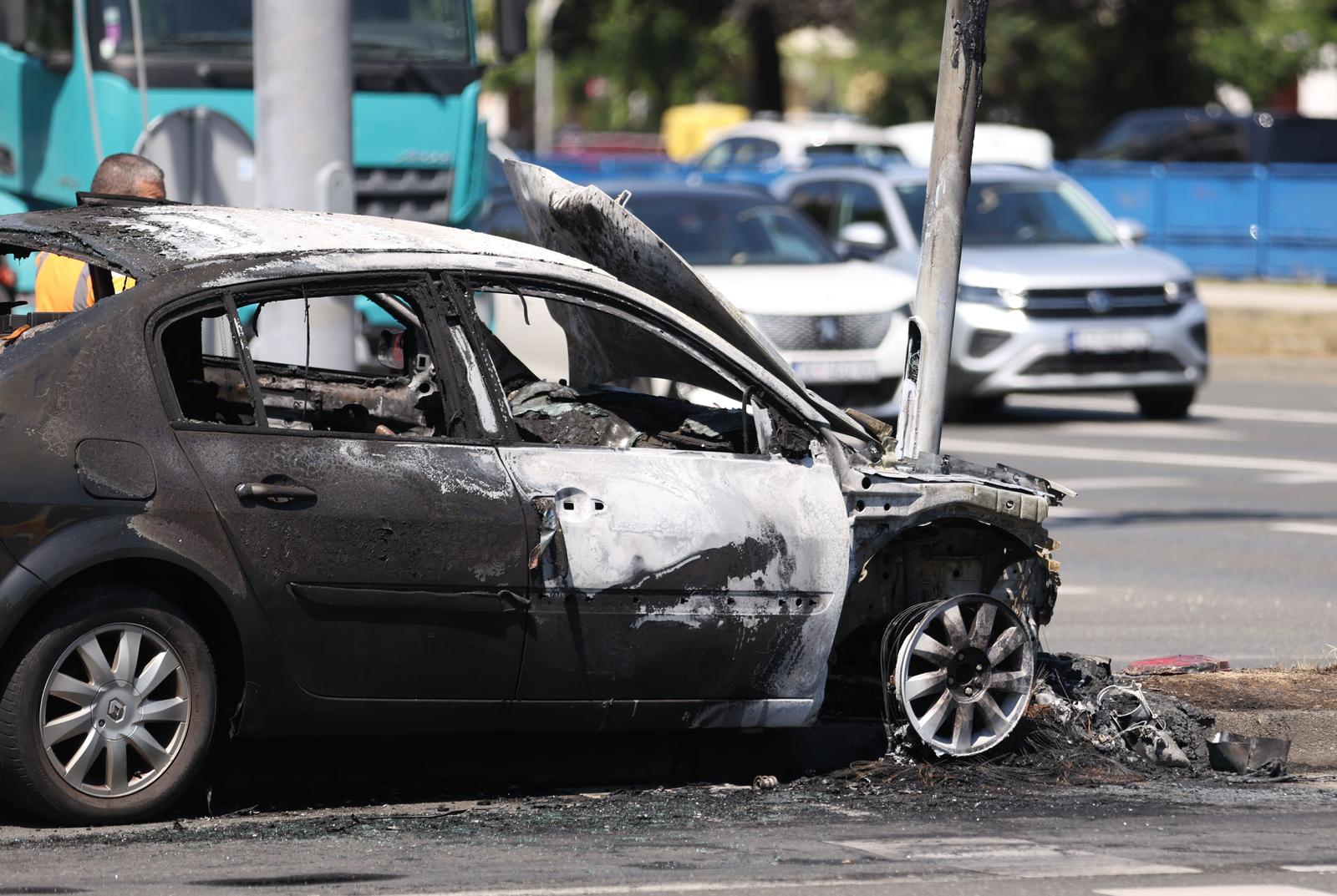Buknuo auto na prometnom raskrižju u Zagrebu, zapalio se i semafor
