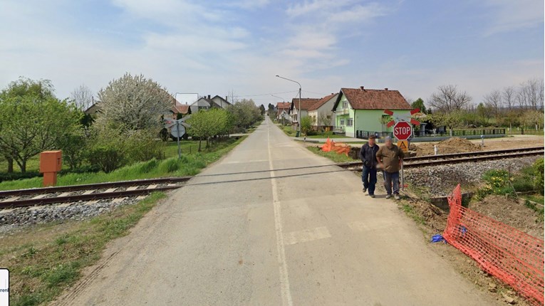 Vlak udario auto kod Požege, nema ozlijeđenih