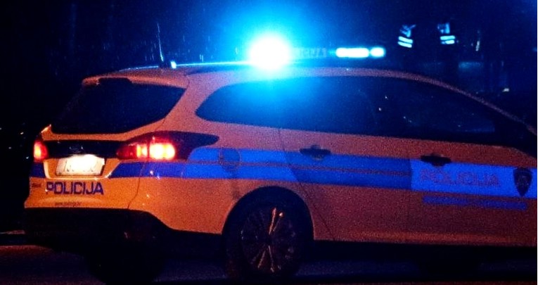 Teška nesreća u Zagorju: Poginuo čovjek, auto zdrobljen pod šleperom