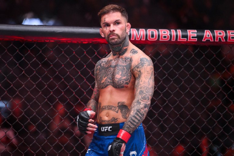 VIDEO Bizaran meč u UFC-u. Bivši prvak povraćao u kavezu pa nastavio borbu