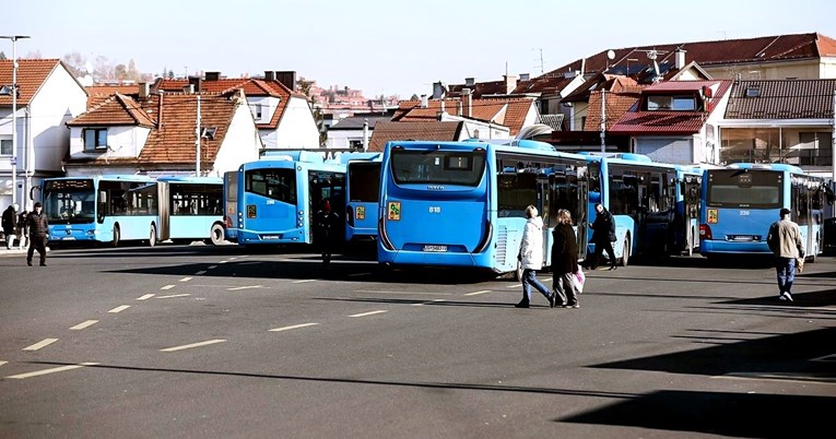 Mladić napao vozača ZET-ovog busa. Prvo ga udario glavom pa šakom u lice