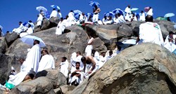 Muslimani se okupljaju na hadžu na planini Arafat
