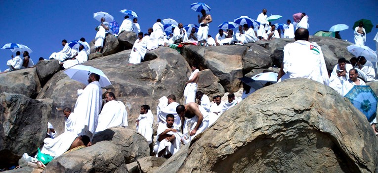 Muslimani se okupljaju na hadžu na planini Arafat