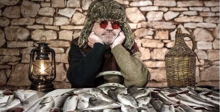 Nakon što su ga na koncertu pogodili ribom, Vitasović nasmijao fotkom: "Friške orade"