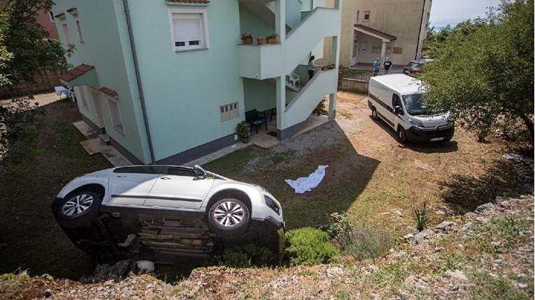 Detalji nesreće u Rijeci: Probao zaustaviti auto, ispao iz njega i auto ga pregazio