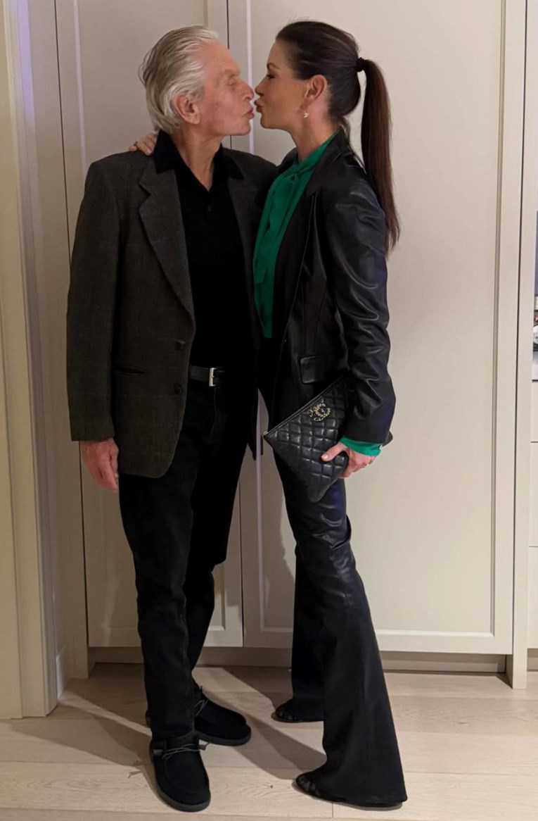 Zeta-Jones (56) objavila fotke s Michaelom Douglasom (81): "Mrtva sam umorna"