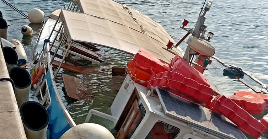 Pogledajte slike potopljenog turističkog broda koji se zabio u obalu u Splitu