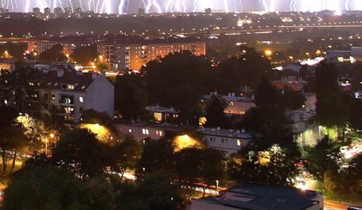 Ekipa na Fejsu masovno dijeli fenomenalnu fotku munja u Zagrebu