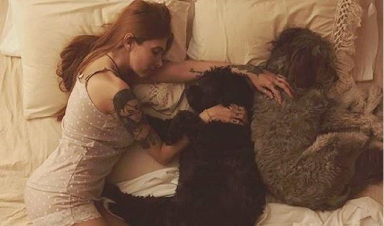 Sorry dečki: Žene bolje spavaju uz psa nego uz muškarca