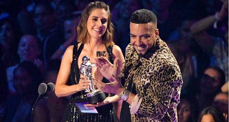 Pjevač buljio u duboki dekolte voditeljice na dodjeli MTV VMA nagrada