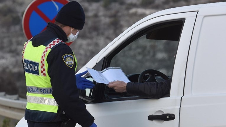 Policija zaustavila vozača kod Drniša, on napao policajca i ozlijedio ga