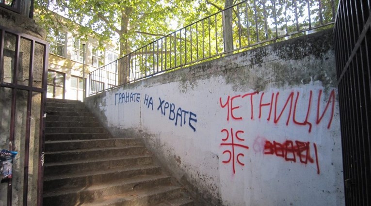 FOTO Na školi u Beogradu ispisali "granate na Hrvate" i "Knin je Srbija"