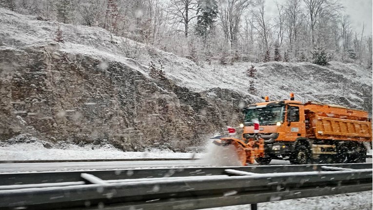 Zimski uvjeti i zabrana prometa za kamione s prikolicama u Lici i Gorskom Kotaru
