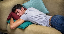 Muž ne želi spavati uz ženu jer se ona ne tušira nakon posla: "Spavam na kauču"