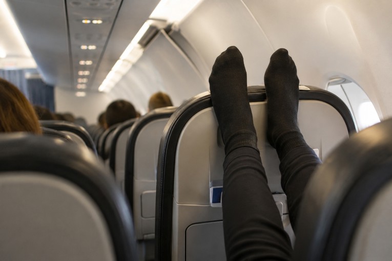 Bivši stjuard otkrio zašto u avionu ne bismo trebali nositi crne čarape