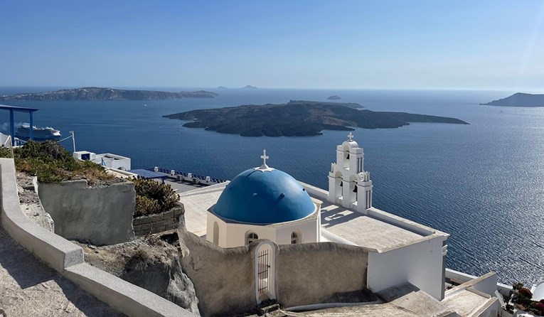 Potresi kod Santorinija ne staju. Ljudi avionima masovno odlaze s otoka