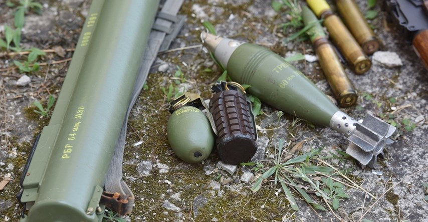 Čistio dvorište u Vrginmostu pa pronašao zolju, bombe i hrpu streljiva